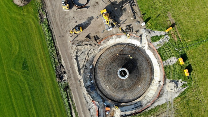 Die Vier-MW-Windkraftanlage von Nordex mit Nabenhöhe 135 Meter in Heibloem, Holland, wird von einem Soft-Spot-Fundament getragen. - © Cooperatie Zuidenwind/H4a