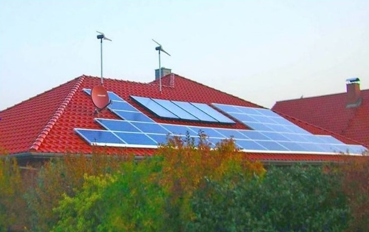 Das Haus als Energielieferant mit Kleinwindkraft, Solarthermie und Photovoltaik. 