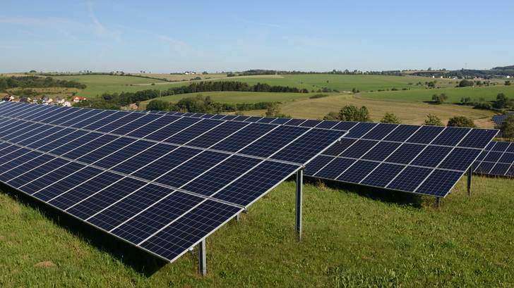 Unweit der Anlagen in der Südeifel, die in den kommenden Monaten entstehen, hat WES Green schon den Solarpark Plütscheid-Feuerscheid errichtet. - © WES Green