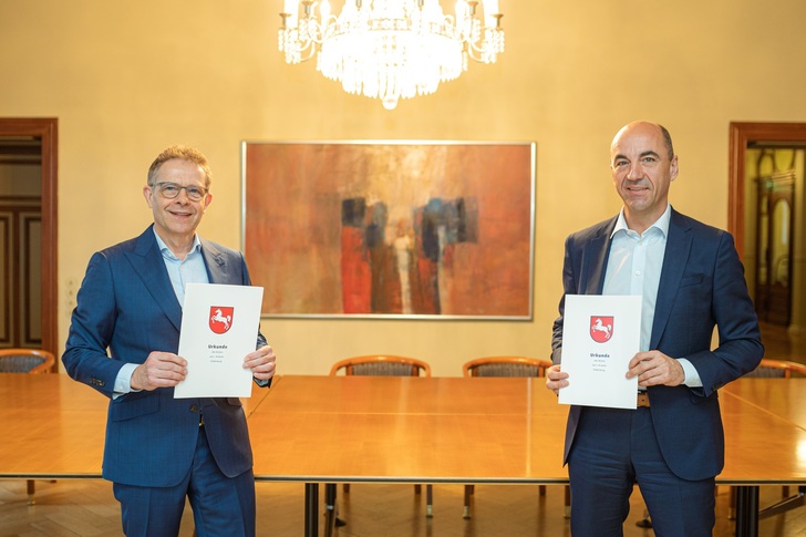 Heiko Janssen, Vorstandsvorsitzender Aloys Wobben Stiftung (links) und Stefan Dohler, Vorstandsvorsitzender EWE AG. - © EWE-AWS
