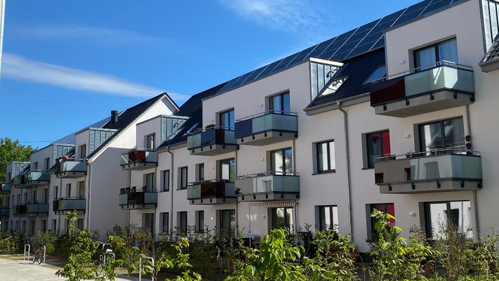 Wie hier auf den Dächern des Quartiers Unter der Lieth müssen in Zukunft alle neu gebauten oder sanierten Dächer mit einer Solaranlage ausgestattet werden. - © EnergieNetz Hamburg