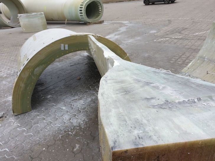 Nach dem Vorzerkleinern werden die einzelnen Elemente mit der hydraulisch angetriebenen Diamantsäge in noch kleinere Stücke zerschnitten.