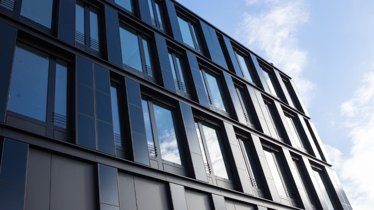 Die opaken Flächen der Fassade des ZSW ist Suttgart sind komplett mit Dünnschichsolarmodulen realisiert.