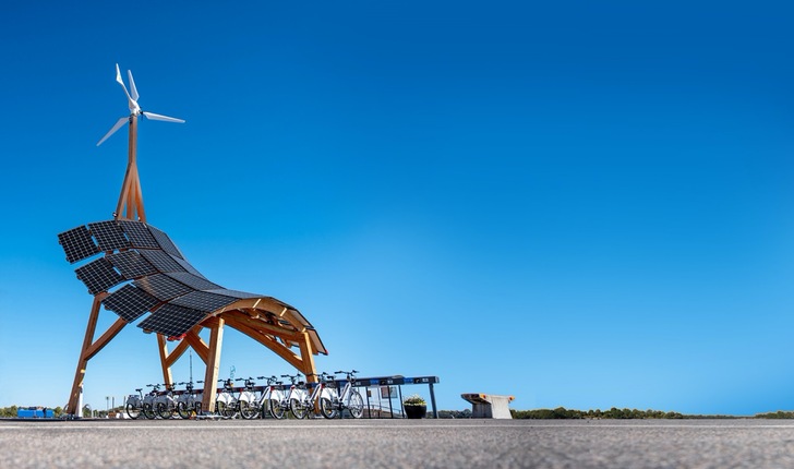 Die Giraffe der Gemeinde Karlskrona in Schweden lenkt die Aufmerksamkeit auf sich. So steigt auch die Nutzungsbereitschaft der E-Bikes. 