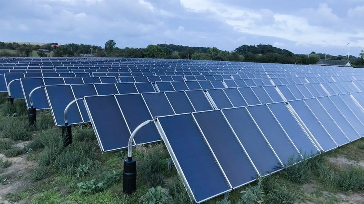 Mit der neuen Förderung werden auch große solarthermische Anlagen zur Nahwärmeversorgung möglich. - © Austria Solar/Greenonetec