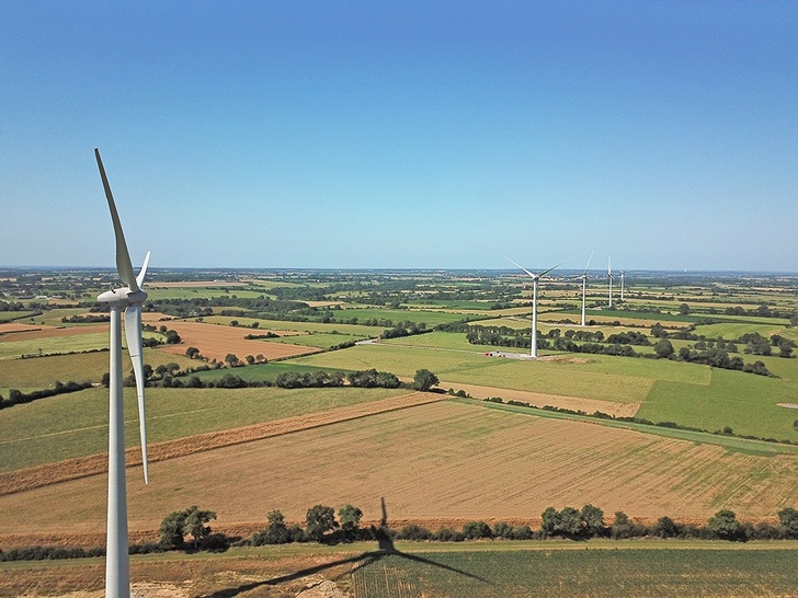 Der französische Windpark La Chapelle-Glain, in der Region Pays de la Loire im Département Loire-Atlantique.