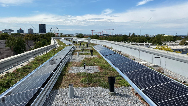 Die Solaranlage auf dem Dach am Innsbrucker Ring ist der erste Generator, den die Stadtwerke München zusammen mit der Gewofag installieren wollen. - © Leopoldseder Solartechnik