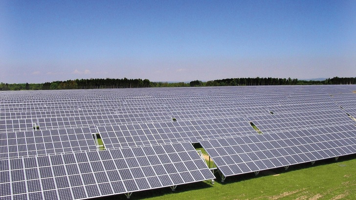 Immer mehr Solarparks werden mittel Stromlieferverträgen finanziert. Die ersten Projekte entstehen jetzt auch mit marktbasierten PPA. - © Fraunhofer ISE