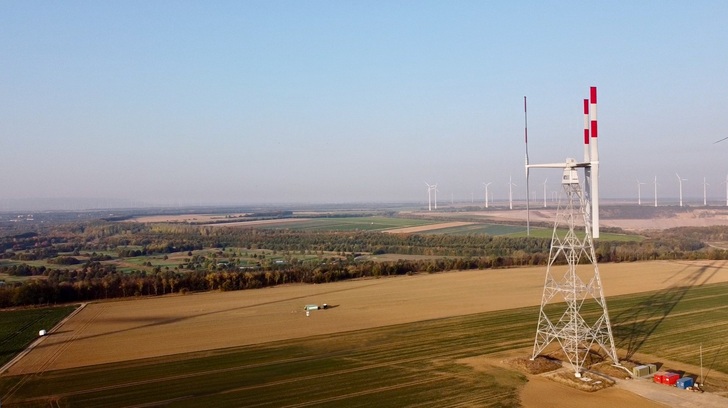 Ungleicher unter Gleichen: Vertikalwindkraftanlage   auf dem Windtestfeld in Grevenbroich - © Agile Wind Power AG