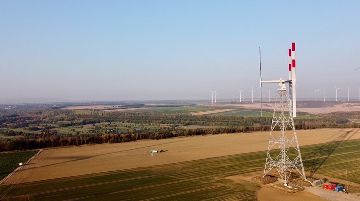 Ungleicher unter Gleichen: Vertikalwindkraftanlage   auf dem Windtestfeld in Grevenbroich