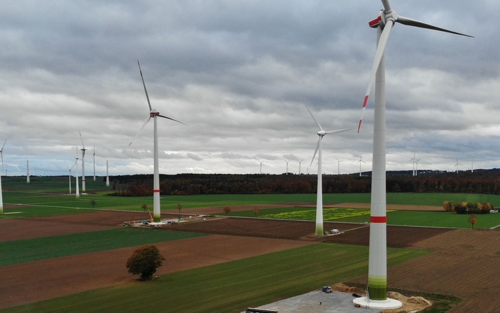 Repowering auf dem „Sintfeld“, südlich von Paderborn: Errichtung neuer Enerconanlagen – bei Abbruch (siehe ganz unten) … - © Wörmann-Team