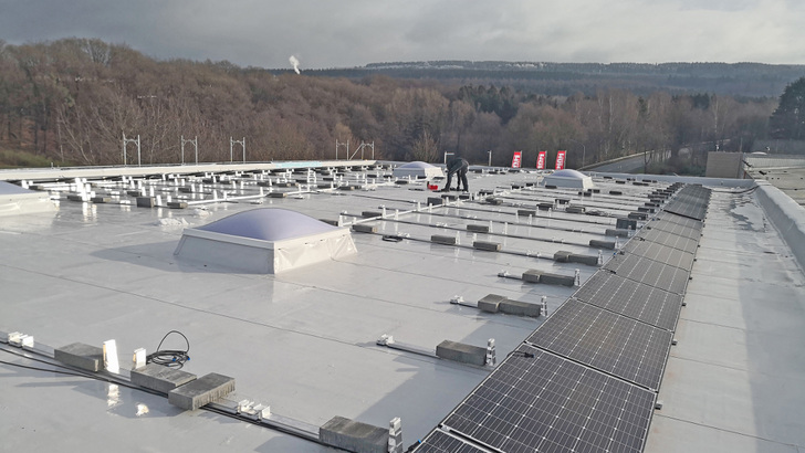 Ein Projekt, das WI Energy und Besotec gemeinsam realisiert haben: Die Dachanlage auf dem Möbelhaus Schuh in Morbach in Rheinland-Pfalz. - © WI Energy