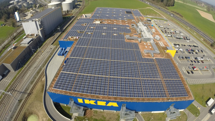 Volle Dächer und noch mehr Strombedarf: IKEA ist eines der Klimaschutzunternehmen, das in eigenen Solaranlagen investiert aber auch zusätzlich Corporate PPA abschließt. - © BE Netz AG