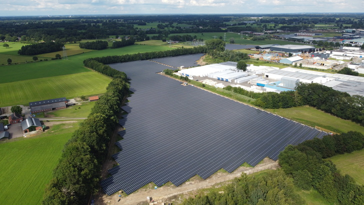 Belectric betreibt Solaranlage „Hof van Twente“ mit einer Kapazität von rund 9 MW
dienstleistend für Kronos Solar. 