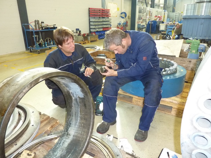 Die Sachverständigen (Martin Veltrup, links) und Christoph Weiermann prüfen Komponenten von Windenergieanlagen.  - © Foto: SV-Büro Veltrup