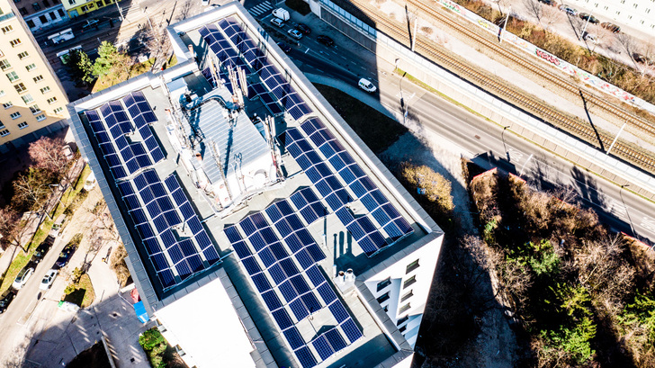 In diesem Mehrfamilienhaus in Wien wurde die Lösung von My PV installiert. Der Strom für die elektrischen Heizstäbe kommt zum großen Teil von der Solaranlage auf dem Dach. - © My PV
