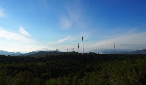 Ponikve WPD Kroatien | 37-Megawatt-Windpark Ponikve in Kroatien: Das 2012 ans Netz gegangene WPD-Projekt gehört zu 33 Prozent den Stadtwerken München (SWM). Die Bayern hatten zuvor in einem Beteiligungsgeschäft ein Drittel an der WPD Europe GmbH gekauft, die Projekte in Europa und Kanada entwickelt. - © Foto: wpd AG