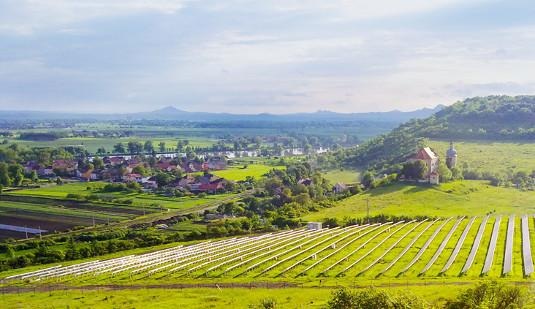Tschechien Freiflächenanlage | Ein bisschen Photovoltaik - 130 Megawatt (MW) in Tschechien und Bulgarien, im Foto eine tschechische Freiflächenanlage -, etwas Biomasseverstromung, mehr hat der tschechische Staats-Energiekonzern bislang nicht innerhalb der eigenen Landesgrenzen installiert. Windkraft betreibt der Konzern im Inland nur mit wenigen Anlagen eines Erzeugungsvolumenes von 23 MW. Zudem gehört der 600-MW-Windpark Fantanele in Rumänien ČEZ. Nun will der Atomkraftwerkskonzern und Braunkohleverstromer in Deutschland größer in die Windkraft einsteigen.