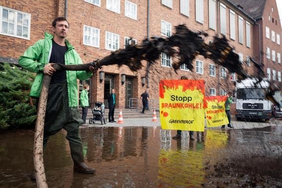 Greenpeace spritzt bei einer Aktion gegen Braunkohletagebau viel Braunkohle-Schlamm. - © Foto: Gordon Welters / Greenpeace