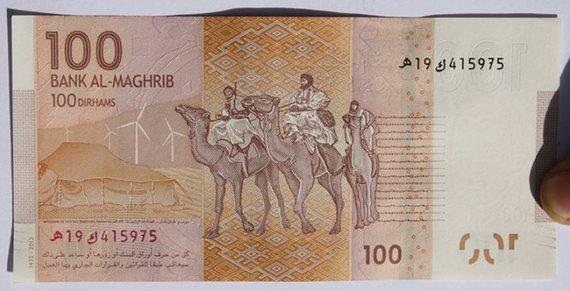 Geldschein mit Windturbinen. | Können Anleger mit Windkraft noch Geld verdienen?