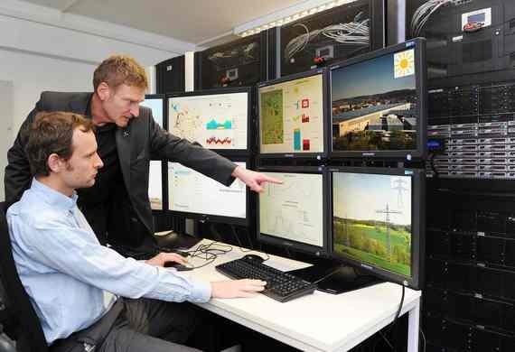 Kurt Rohrig und sein Kollege überprüfen an Bildschirmen, wie das Kombikraftwerk läuft. - © Foto: Fraunhofer IWES