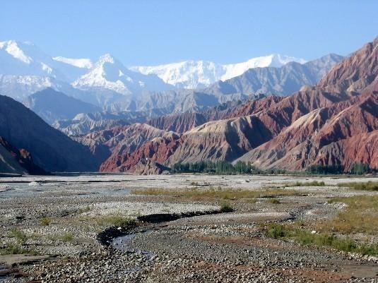 Landschaft Nordchina | Noch viel Raum für Windkraftausbau: Insbesonder in China sollten Handelsbarrieren für die internationale Windindustrie fallen, fordert der VDMA. Ob in einsamen menschenleeren Regionen wie hier in Nordchina oder nahe der Siedlungszentren und großen Stromtrassen - das Land biete genug Ausbaupotenzial für chinesische und zusätzlich ausländische Windturbinenhersteller. - © Colegota/Wikimedia