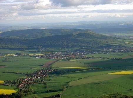 Windparkstandort Coppenbrügge | Windparkstandort Coppenbrügge bei Hameln: Weserbergland-Wind ernten hier inzwischen sieben Enercon-Windenergieanlagen im Betrieb der Hamburger Beteiligungsgesellschaft CEE. Projektiert hat den Windpark das Hannoversche Unternehmen Windwärts, heute eine Tochter von Energieversorger MVV in Mannheim. Garantiert das EEG 2017 noch Akzeptanz und wirtschaftliche Chancen für viele ähnliche Projekte in Niedersachsen unter vielfältigen Investoren? - © Foto: Ballonteam Perspektive