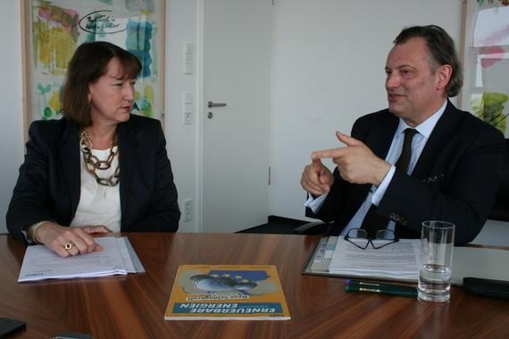 Hildegard Müller und Martin Faulstich im Gespräch mit ERNEUERBARE ENERGIEN. - © Foto: Tilman Weber