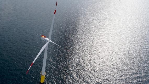 Windparküberflug | Karsten ist eine von 80 Siemensturbinen mit 3,6 Megawatt Leistung im Nordsee-Windpark Meerwind Süd Ost. - © Foto: Denny Gille