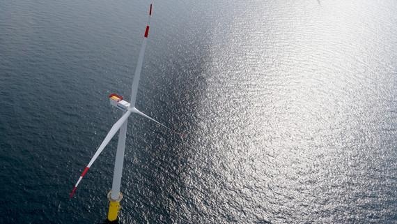Windparküberflug | Karsten ist eine von 80 Siemensturbinen mit 3,6 Megawatt Leistung im Nordsee-Windpark Meerwind Süd Ost.