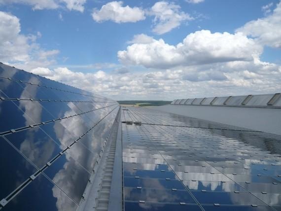 Wolken können den Solarertrag reduzieren. Gut zu wissen, wann Schäfchenwolken und wann Gewitterwolken aufziehen.