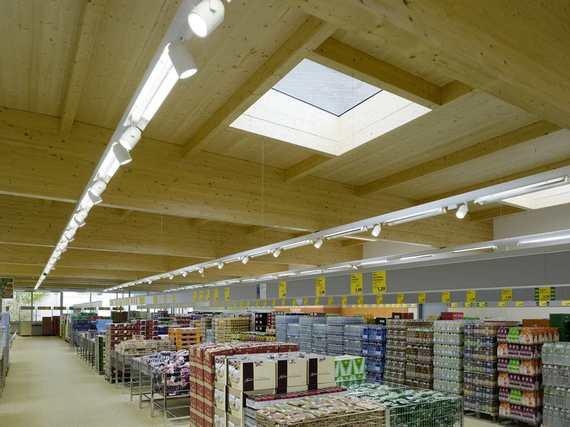 Tageslichtkuppeln im Dach reduzieren den Strombedarf für Beleuchtung bei Aldi.