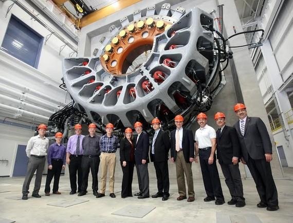 Fishermen amp;#x27;s Energy bei XEMC Darwind zur Werksbesichtigung. Darwind soll die Turbinentechnik für die Offshore-Anlage vor der Küste von New Jersey liefern.