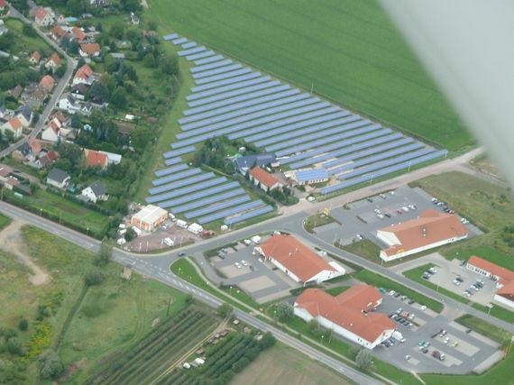 Der Solarpark Langenbogen ging 2010 ans Netz. Hier ein Luftbild. - © Foto: Sonneninvest AG