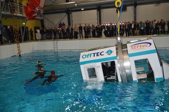 Live Demonstration Überlebenstraining für Einsätze auf hoher See (Helicopter Underwater Escape Training).