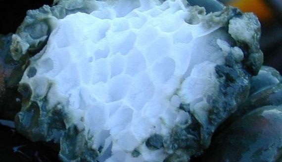 Kein synthetisches Methan im Tank | Methan (hier sichtbar als Methanhydrat) kann mit Grünstrom erzeugt werden. Kraftstoffhersteller dürfen das wohl nicht nutzen, um ihre Emissionen zu senken.