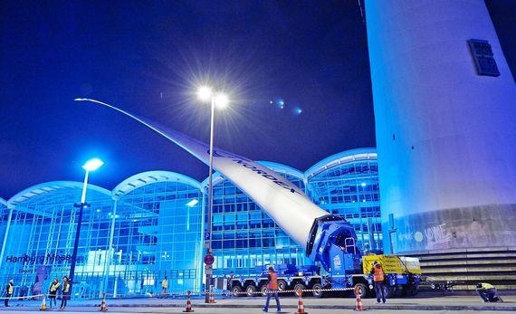 Messemonument | Vorführung des neuen Rotorblatts. Der spezielle Transportadapter der TII Group kann es um 70° neigen.