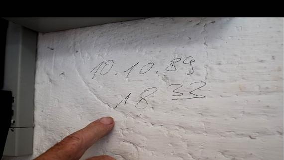 Notiz/ Otto Jörn | Hier ist die Uhrzeit dokumentiert, zu der die Anlage in Probelauf ging. Otto Jörn schrieb es mit Bleistift an die Innenwand der Übergabestation.