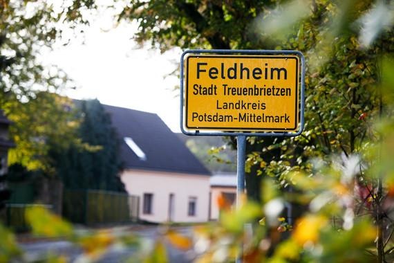 Feldheim Ortsschild | Der Ortseingang der Gemeinde Feldheim in Brandenburg. Das Dorf hat eine autarke Strom- und Wärmeversorgung.