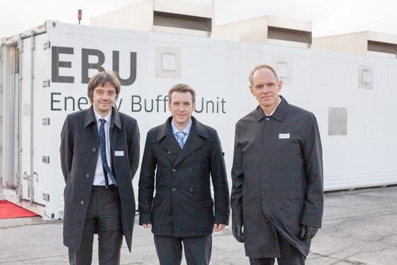 Einweihung der Energy Buffer Unit (v.l.): Tim Müller, CEO der Belectric-Tochter Adensis, Belectric-CEO Bernhard Beck, Abteilungsleiter Energiepolitik im brandenburgischen Wirtschaftsministerium Carsten Enneper.
