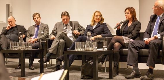 Diskussionsrunde bei der Präsentation der Ländervergleichsstudie zu erneuerbaren Energien (v.l.): Ostwind-Chef Ulli Lenz, Fachverband-Biogas-Präsident Horst Seide, AEE-Chef Philipp Vohrer, DIW-Energieabteilungsleiterin Claudia Kemfert, Karin Freier, Leiterin des Regenerativtechnologiereferats im Bundeswirtschaftsministerium, ZSW-Vorstand Frithjof Staiß. - © Foto: Nicole Weinhold