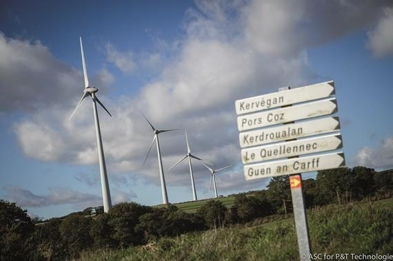 FVZ Energiequelle WP_St_Gildas_900X600 | Vom deutschen Windparkentwickler Energiequelle verwirklichte Turbinengruppe in Frankreich. Das Nachbarland ist das einzige auf unserem Kontinent, das bis Mitte kommenden Jahrzehnts laut HSH Nordbank beim jährlichen Windparkzubau hinter den zwei größten europäischen Windmärkten Deutschland und Großbritannien über die Zwei-Gigawatt-Schwelle kommen wird. Mit 3,9 und 2,3 und 2,1 Gigawatt (GW) werden die drei Länder im Durchschnitt der Jahre 2022 bis 2025 gut die Hälfte bis fast zwei Drittel der jährlichen Windpark-Installationen in Europa unter sich aufteilen. Der europaweite Zubau werde dann durchschnittlich 14,3 GW betragen, besagt eine Studie der HSH-Nordbank. Die Türkei mit einem erwarteten jährlichen Zubau im selben Vierjahreszubau von 1,9 GW dazugenommen, vereinen dann die vier größten Windmärkte sogar fast drei Viertel der europäischen Windparkerrichtungen.