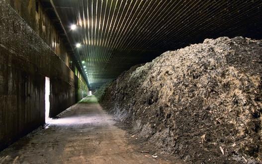 In Kompostwerken wird der Inhalt häuslicher Biotonnen in 6 bis 8 Wochen im Komposttunnel zur nährstoffreichen Erde. Eine mechanische Belüftung versorgt dabei das Material kontinuierlich mit Luft.