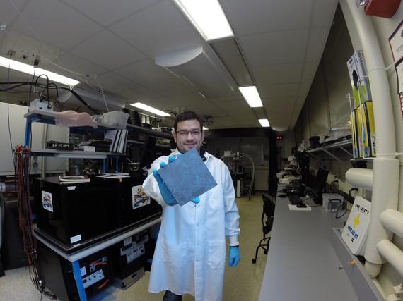 Sergio Castellanos, Forscher am Massachusetts Institute of Technology (MIT), untersucht Verunreinigungen im Silizium.