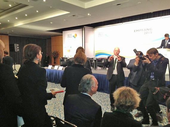 Merkel | Kanzlerin Merkel im Medienrummel vor Ihrer Rede bei einem Neujahresempfang der Erneuerbare-Energien-Branche. Was sie von der voraussichtlichen vierten Merkel-Regierungskoalition erwarten, teilten die Erneuerbaren-Verbände am Freitag gleich nach Veröffentlichung des Papiers der Sondierungen für eine neue große Koalition mit: Sie sehen Licht und Schatten.