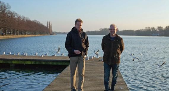 Vogelschutz und Windkraft | Stefan Jeahne (links), Leiter der Vogelschutzwarte Thüringen, und Umweltgutachter Karl-Heinz Loske beim Gespräch am Maschsee in Hannover.