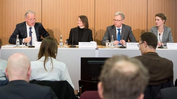 Vorstellung der Ausbauzahlen onshore 2014. BWE-Präsident Hermann Albers, Catherine Diethelm (VDMA), Lars Bondo Krogsgaard (Vorsitzender des Lenkungsgremiums Windenergieanlagen im VDMA), Anna Wallasch (Deutsche Windguard) (v.l.). - © Foto: BWE/Silke Reents