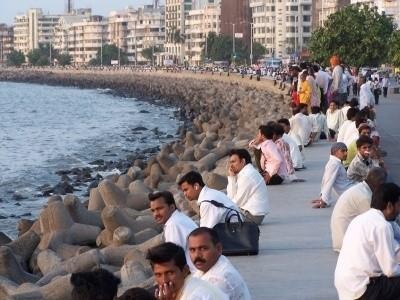 Feierabendstimmung in Bombay | Warten auf Offshore: Diese Inder hier dürften vor allem die Feierabendstimmung in Bombay genießen, Neu Delhi denkt beim Blick auf die See inzwischen auch an Offshore-Windparks.