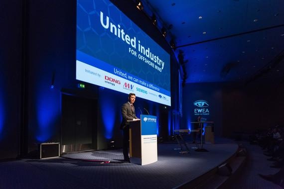 Kronprinz Frederik, EWEA | Der dänische Kronprinz Frederik eröffnete die Dreitagesmesse EWEA Offshore am Dienstag. Die europäische Meereswindkraft-Branche demonstrierte Selbstbewusstsein in einem für die nächsten fünf Jahre wieder sichereren wirtschaftlichen Umfeld.