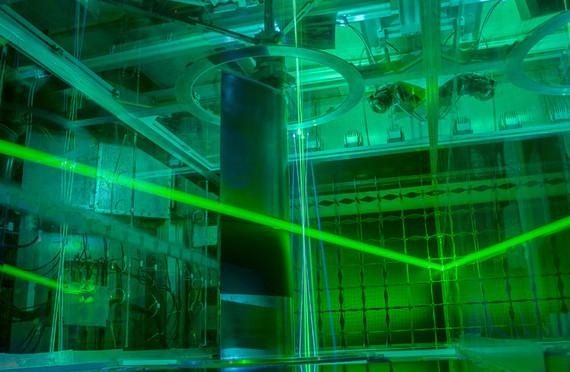 Vermessung der aerodynamischen Eigenschaften eines Rotorblattes im Windkanal von Forwind. Deutlich erkennbar ist der grüne Laserstrahl, mit dem die Windgeschwindigkeit gemessen werden kann.